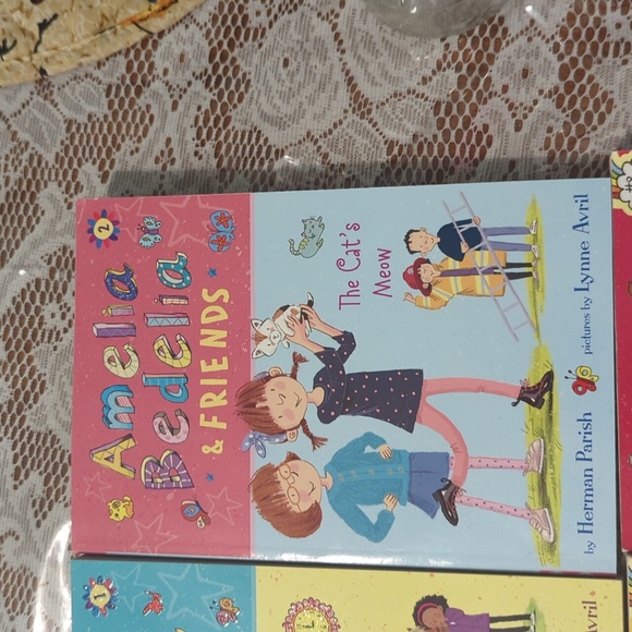 Amelia Bedelia chapter books 4 - Picture 3 of 6